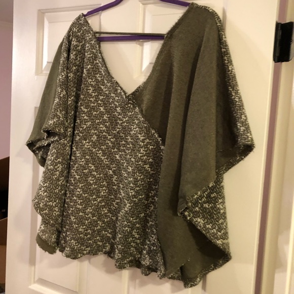 Short Poncho - Picture 3 of 3